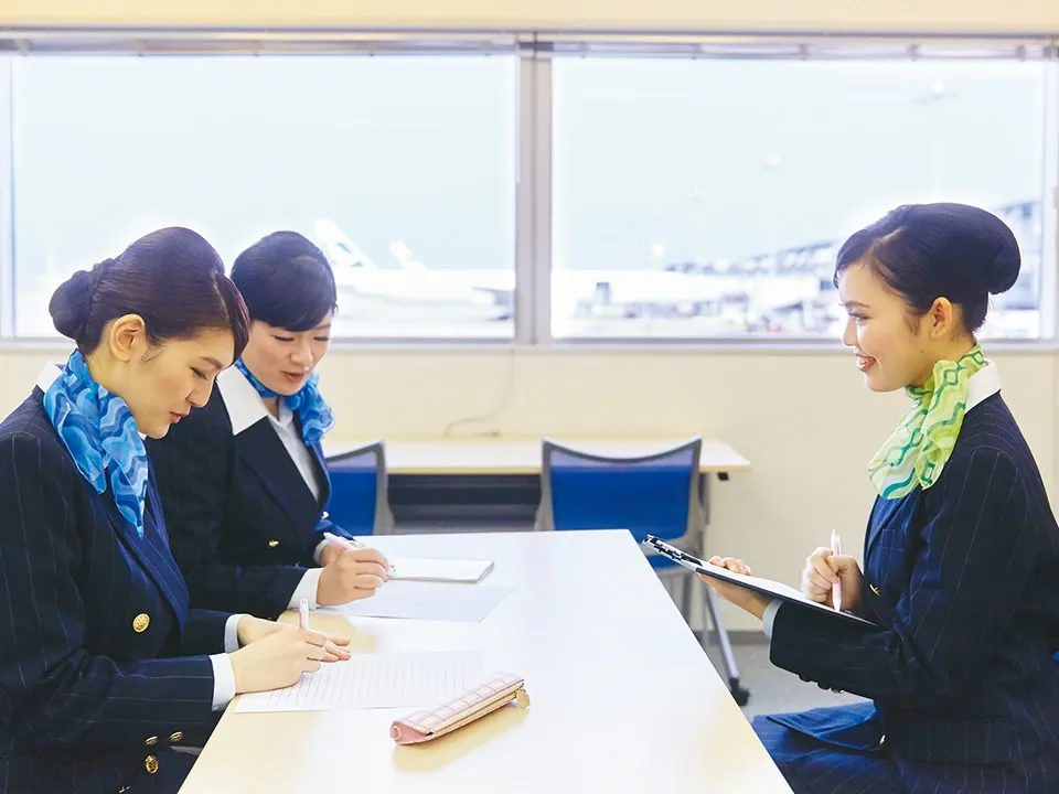 憧れのCA(客室乗務員)の仕事内容とお給料事情まとめの画像