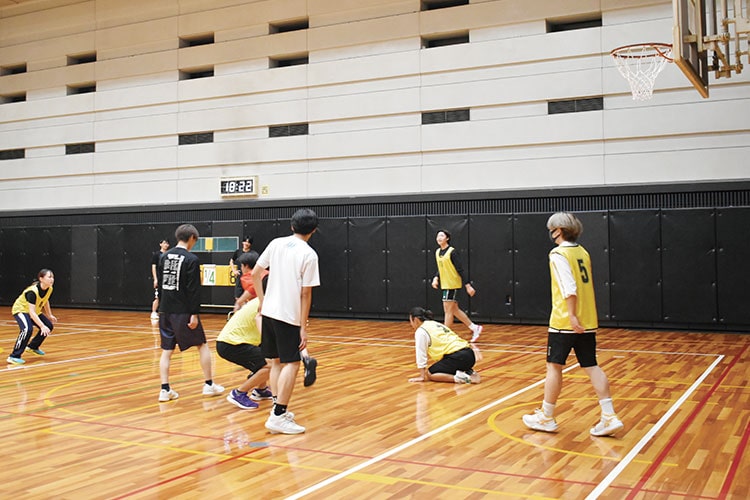 サークル活動に励む学生たち