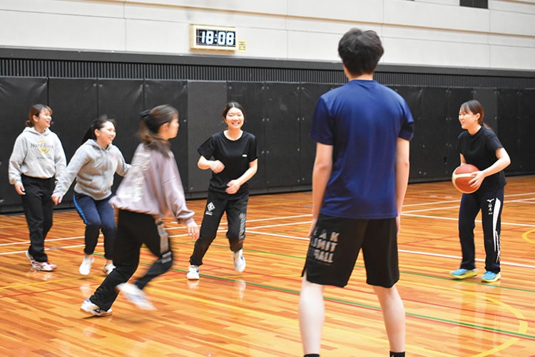 サークル活動に励む学生たち