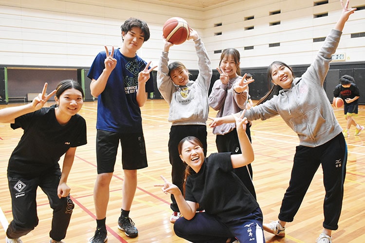 サークル活動に励む学生たち