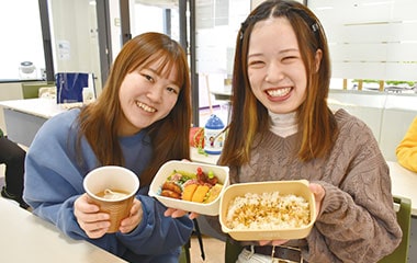 お弁当を手にする学生
