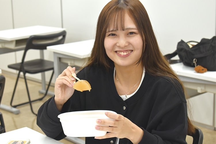 友人と談笑する学生