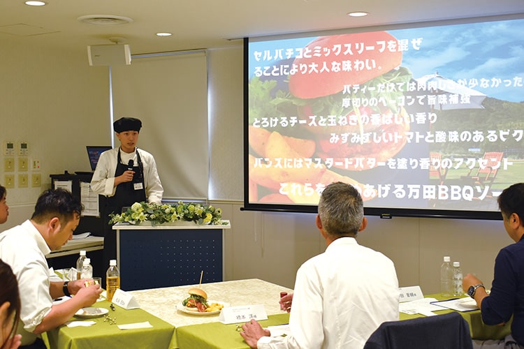 プレゼンを行う学生