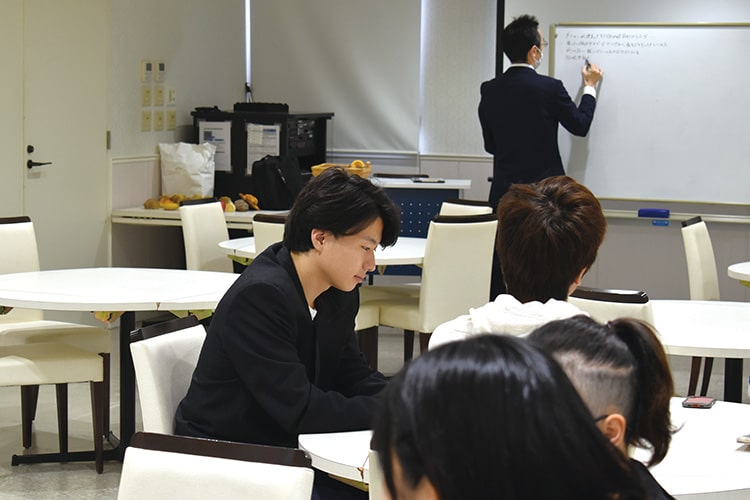 アメ細工を行う学生