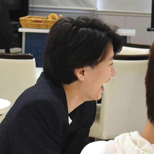 試飲する学生
