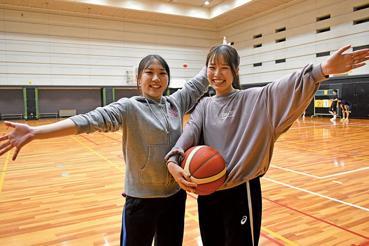 サークル活動に励む学生たち