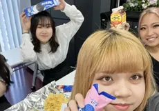 今日の英語の授業はお菓子パーティでした^_^の写真